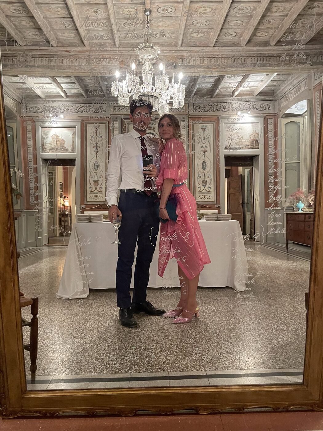 Specchio in una sala affrescata